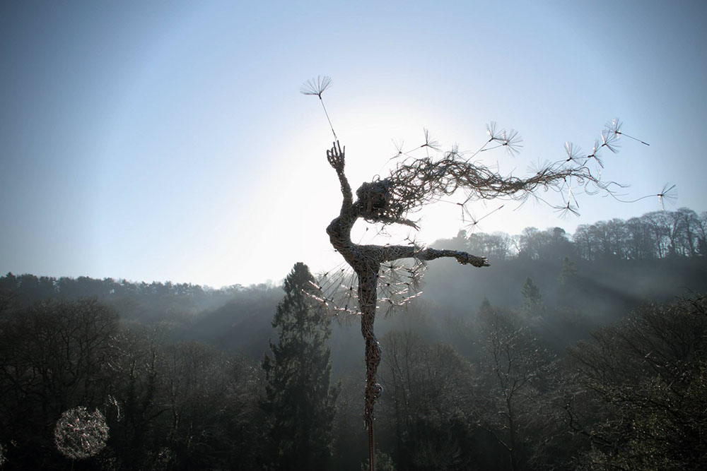 Amazing Sculpture by Robin Wright, completely made of wire. check him out! http://www.fantasywire.co.uk/index.html